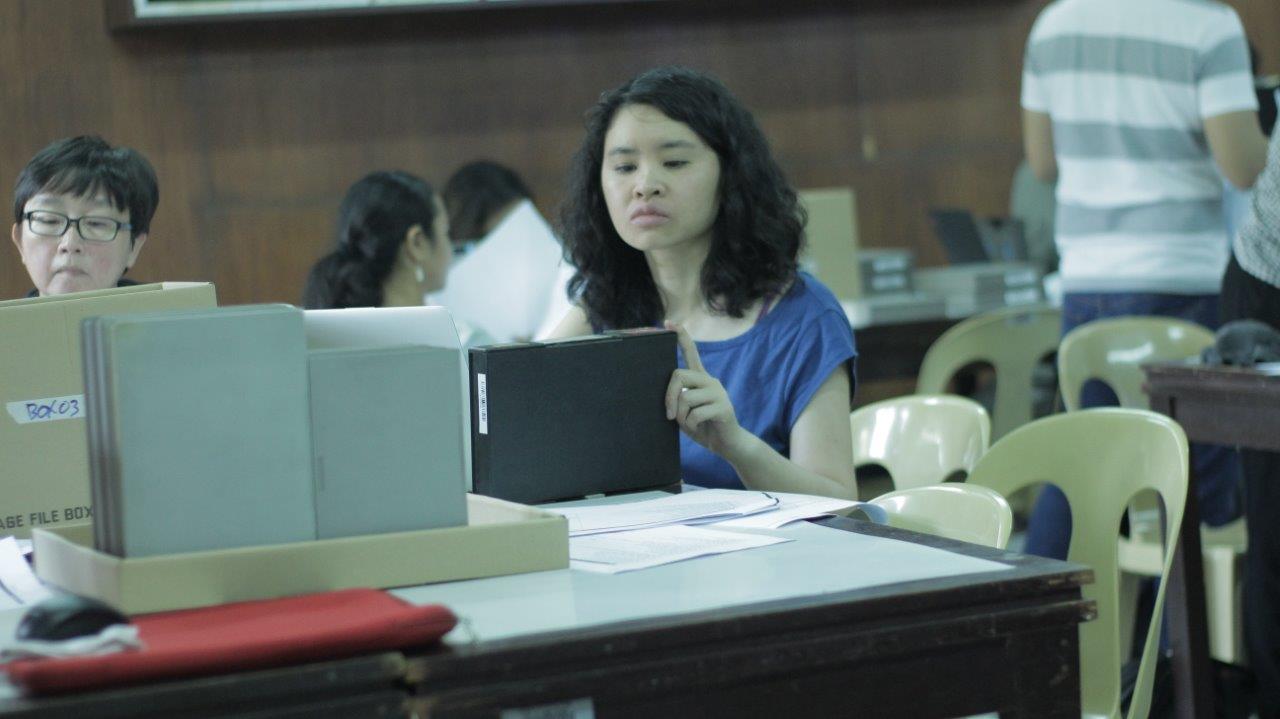 Yvonne Ng (MIAP '08) participating in the community archiving workshop at the University of the Philippines School of Library and Information Studies (UPSLIS) in Manila.